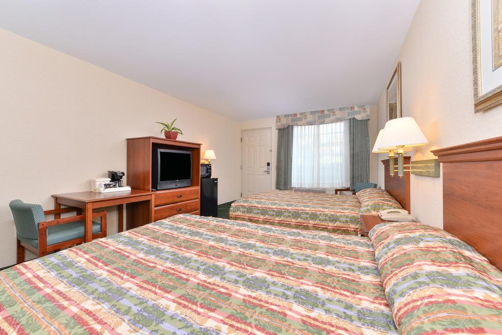 Tower Inn And Suites Of Guilford / Madison Habitación foto