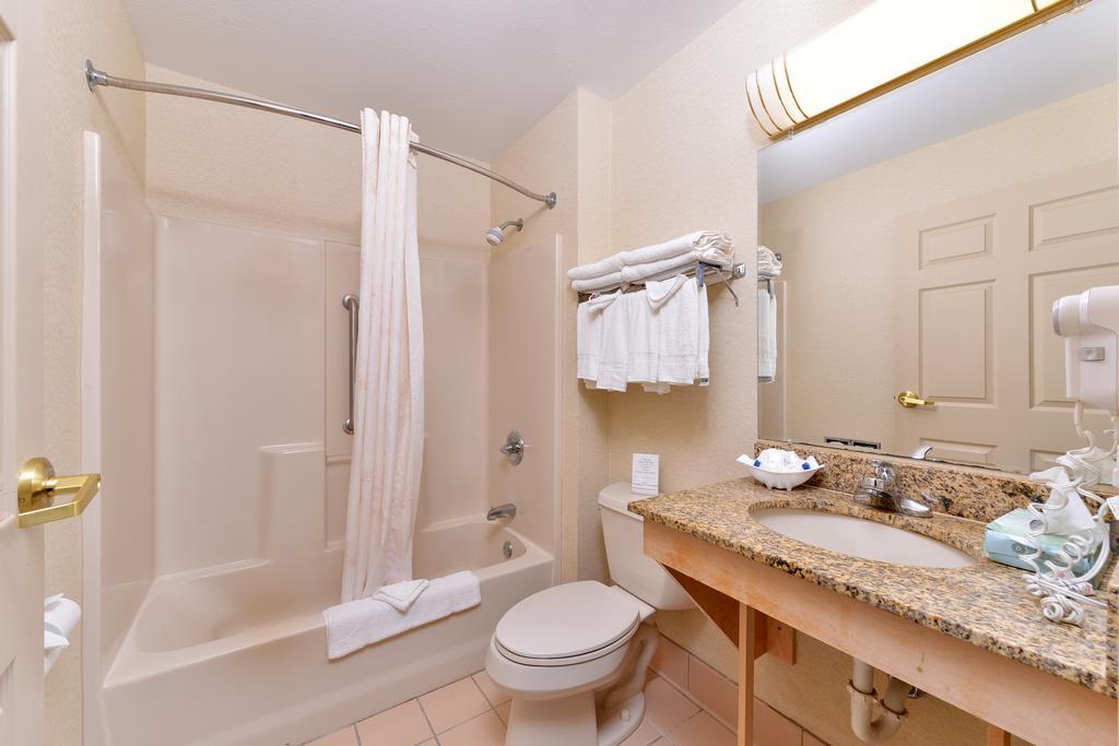 Tower Inn And Suites Of Guilford / Madison Habitación foto