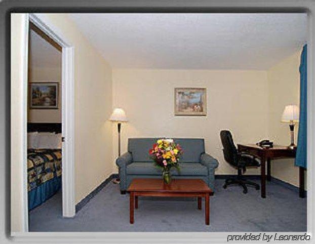 Tower Inn And Suites Of Guilford / Madison Habitación foto