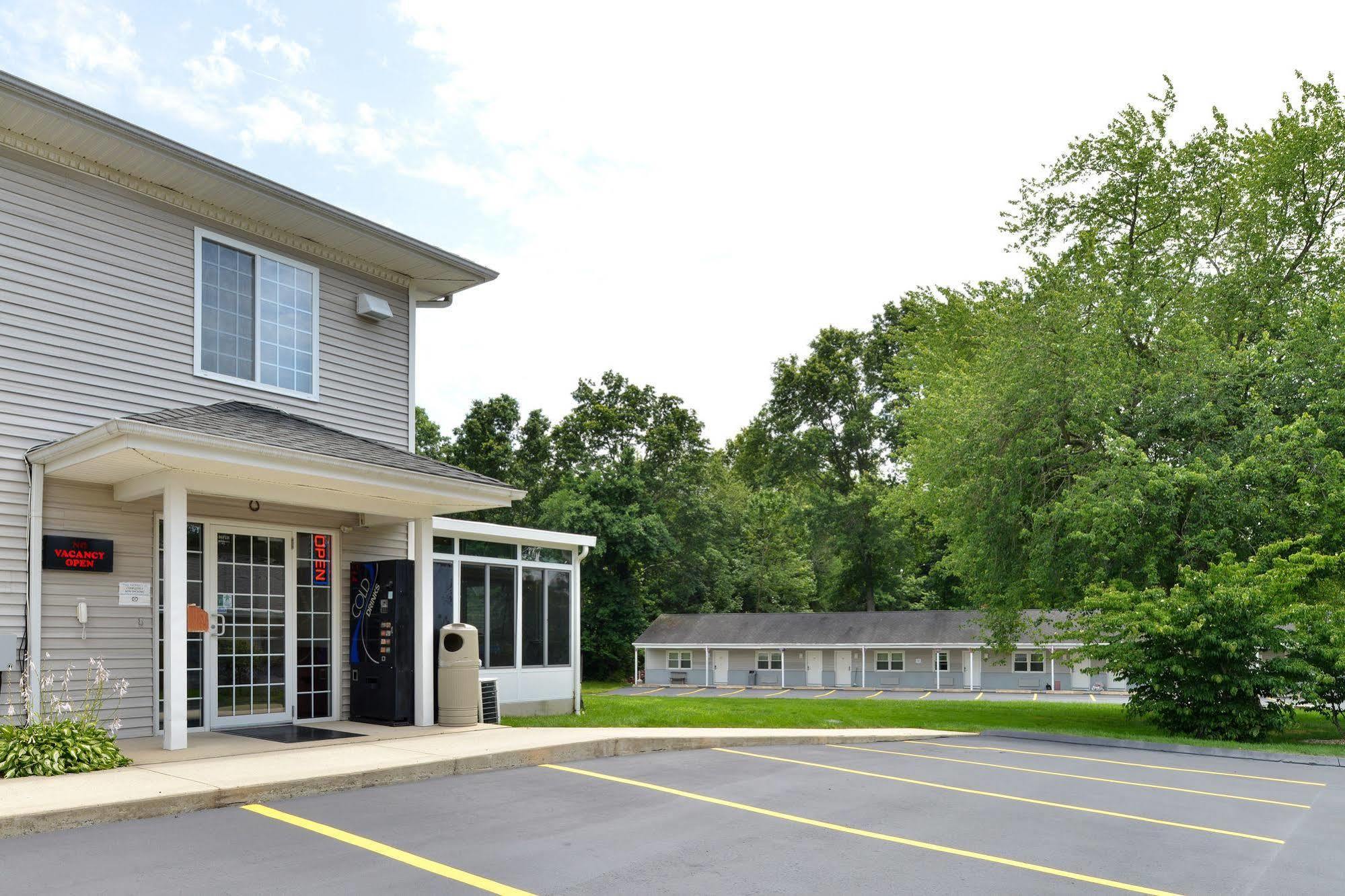 Tower Inn And Suites Of Guilford / Madison Exterior foto